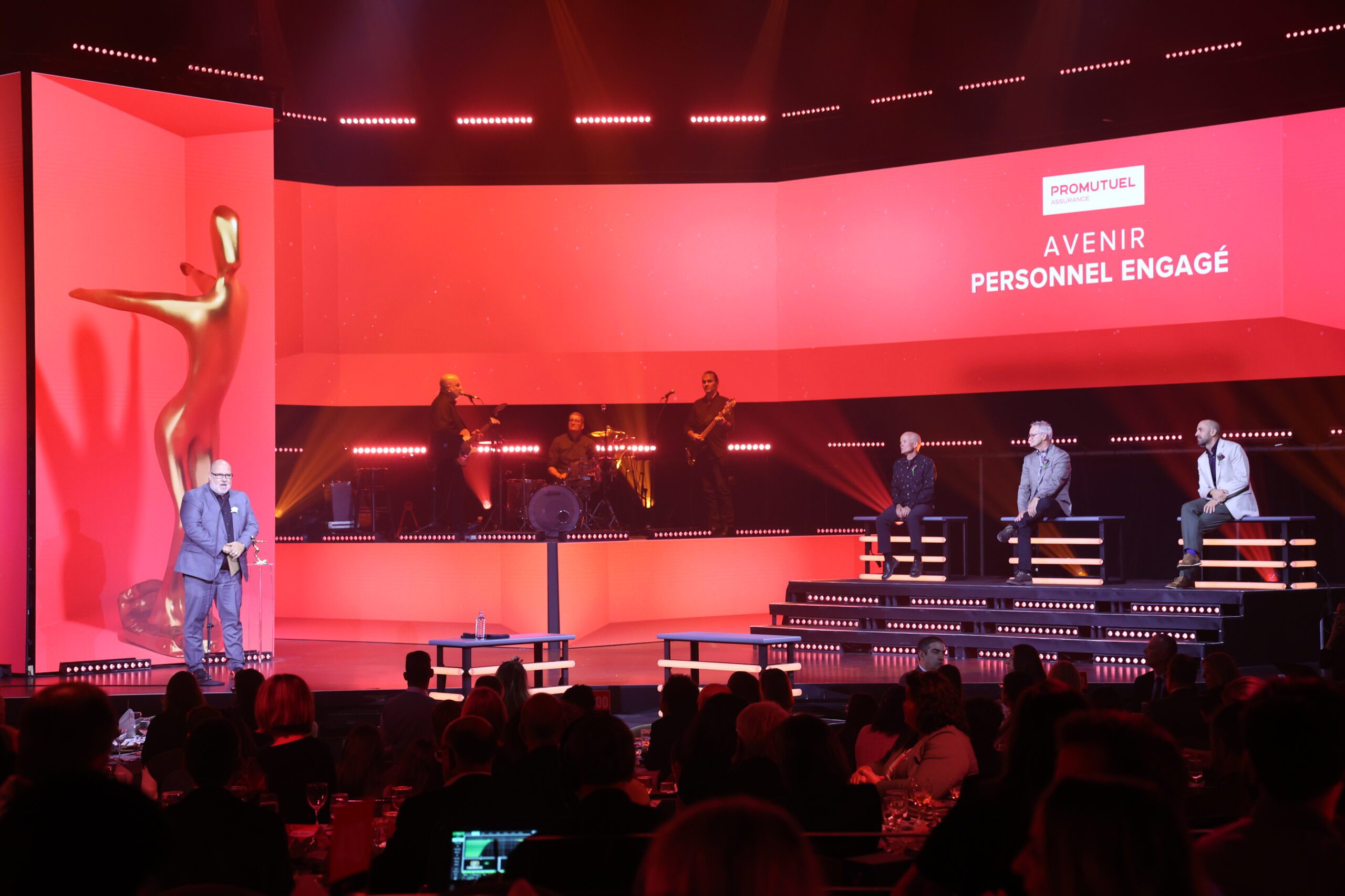 Finalists in the Personnel Engagé category await the announcement of the award winner.