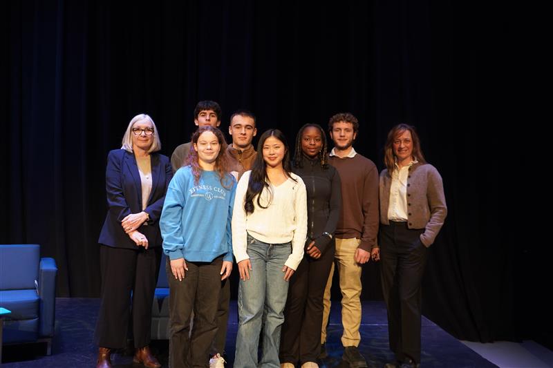 Patricia A. Hajdu, ministre de l’Emploi et des Familles, et Anna Gainey, secrétaire d’État (Enfance et Jeunesse), en compagnie des étudiants en commerce.